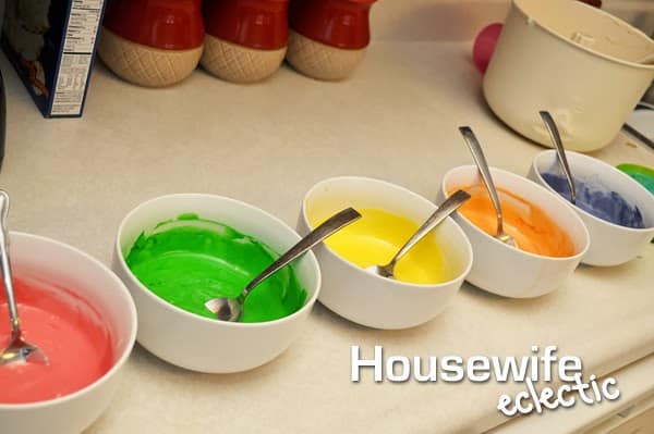 Housewife Eclecitc: Leprechaun Rainbow Cupcakes, the perfect St. Patrick's Day treat. 